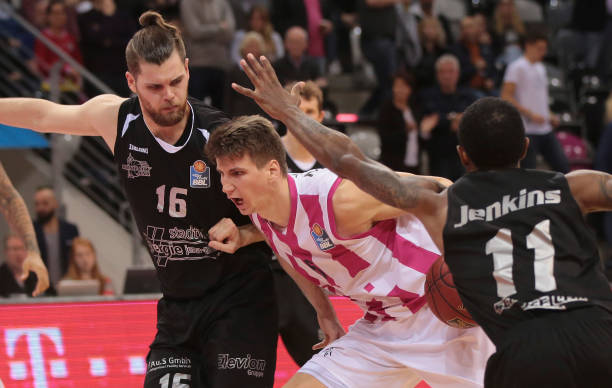 显出强大的 显出强大的